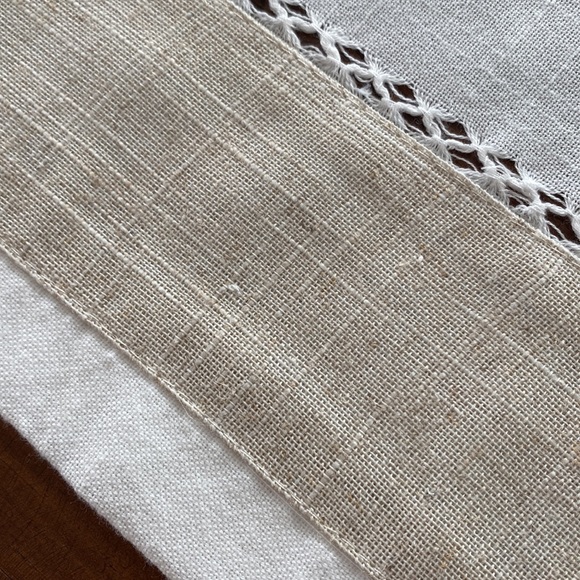 Nicole Miller linen table runner - Picture 3 of 7